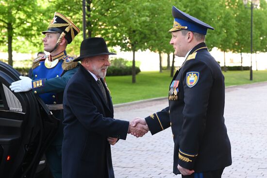 Президент Бразилии Луис Инасиу Лула да Силва (в центре) прибыл в Кремль на встречу с президентом РФ Владимиром Путиным перед военным парадом, посвященном 80-летию Победы. 9 мая Россия отмечает 80-летие Победы в Великой Отечественной войне 1941-1945 годов. Справа: комендант Московского Кремля генерал-лейтенант Сергей Удовенко. Место: Россия, Москва. Автор: Александр Кряжев/РИА Новости. Встреча президента РФ В. Путина и иностранных лидеров