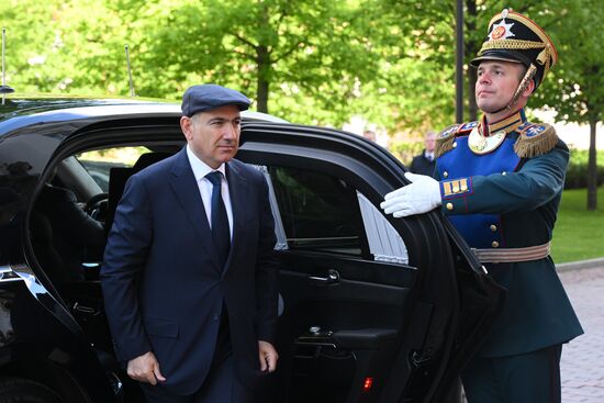 Премьер-министр Армении Никол Пашинян (слева) прибыл в Кремль на встречу с президентом РФ Владимиром Путиным перед военным парадом, посвященном 80-летию Победы. 9 мая Россия отмечает 80-летие Победы в Великой Отечественной войне 1941-1945 годов. Место: Россия, Москва. Автор: Александр Кряжев/РИА Новости. Встреча президента РФ В. Путина и иностранных лидеров