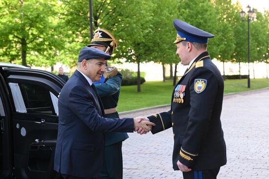 Премьер-министр Армении Никол Пашинян (слева) прибыл в Кремль на встречу с президентом РФ Владимиром Путиным перед военным парадом, посвященном 80-летию Победы. 9 мая Россия отмечает 80-летие Победы в Великой Отечественной войне 1941-1945 годов. Справа: комендант Московского Кремля генерал-лейтенант Сергей Удовенко. Место: Россия, Москва. Автор: Александр Кряжев/РИА Новости. Встреча президента РФ В. Путина и иностранных лидеров