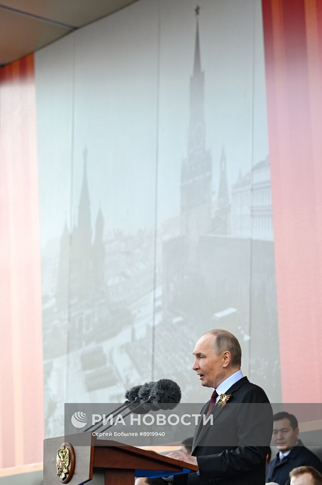 Президент РФ В. Путин и иностранные лидеры на военном параде в честь 80-летия Победы