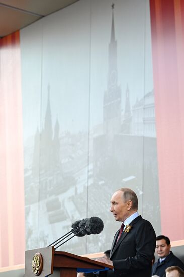 Президент РФ В. Путин и иностранные лидеры на военном параде в честь 80-летия Победы