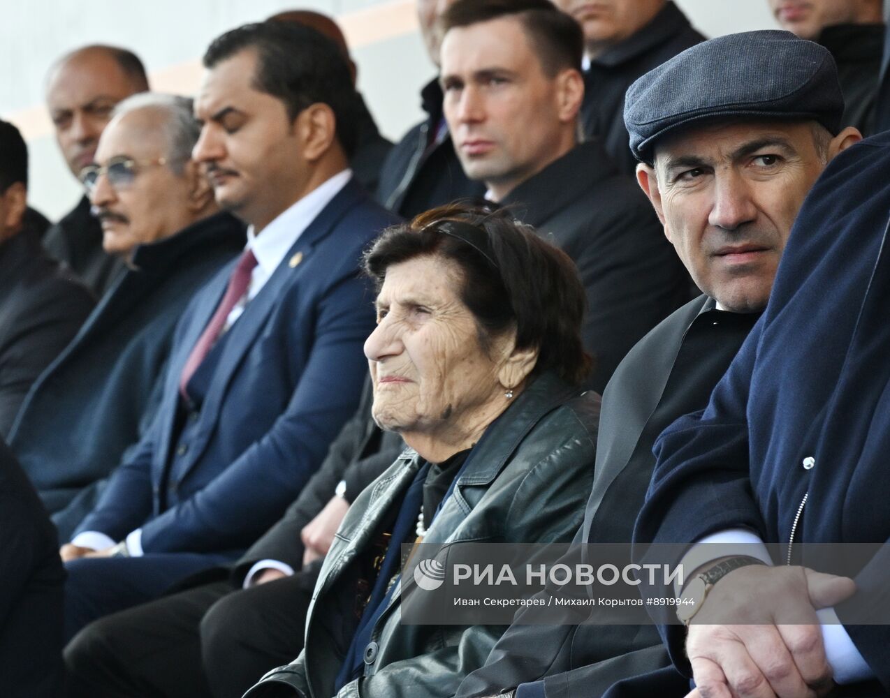 Президент РФ В. Путин и иностранные лидеры на военном параде в честь 80-летия Победы