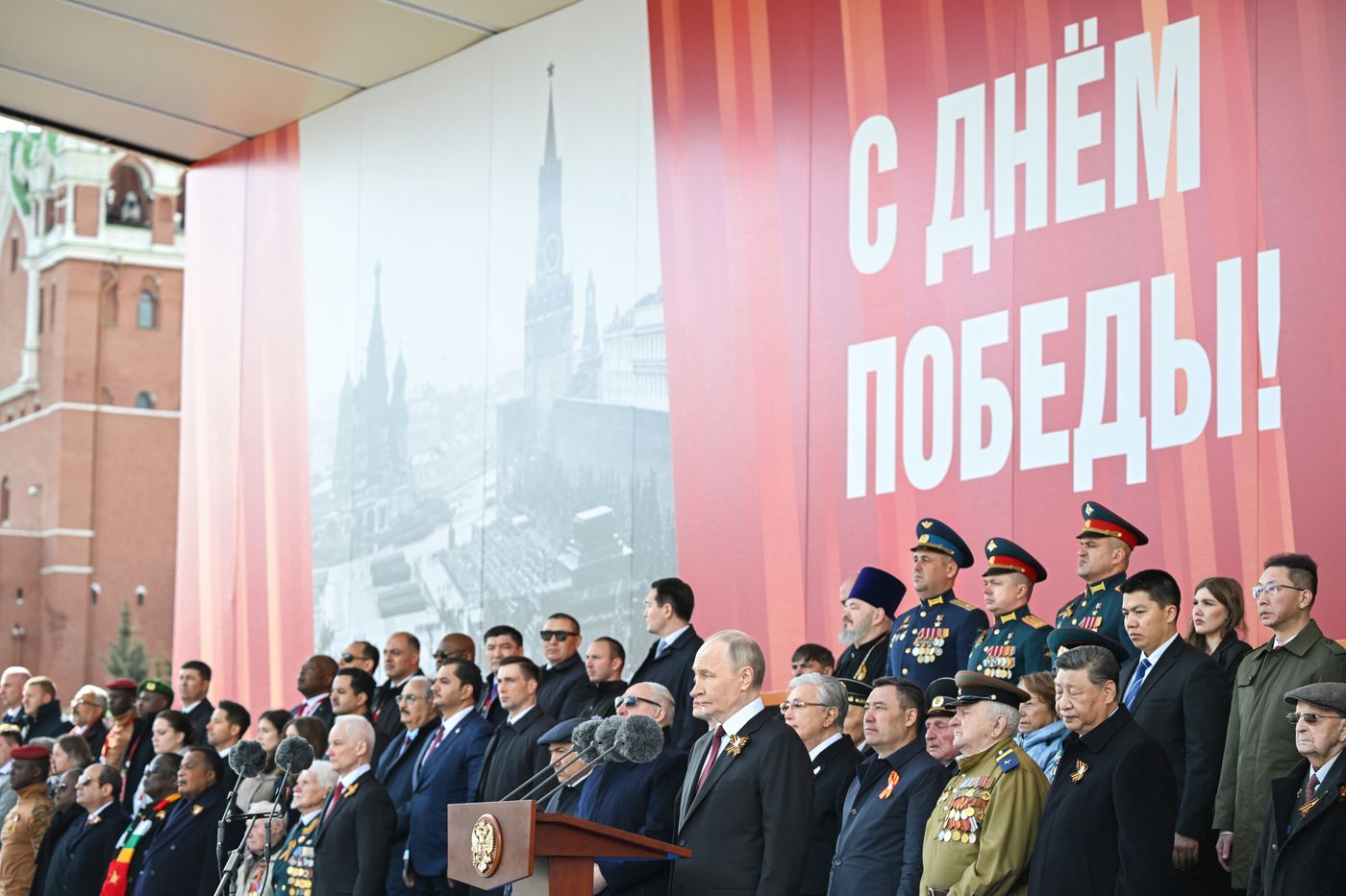 Президент РФ В. Путин и иностранные лидеры на военном параде в честь 80-летия Победы