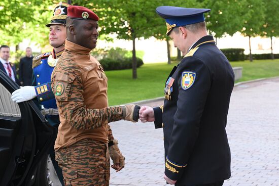 Президент Буркина-Фасо Ибрагим Траоре (слева) прибыл в Кремль на встречу с президентом РФ Владимиром Путиным перед военным парадом, посвященном 80-летию Победы. 9 мая Россия отмечает 80-летие Победы в Великой Отечественной войне 1941-1945 годов. Справа: комендант Московского Кремля генерал-лейтенант Сергей Удовенко. Место: Россия, Москва. Автор: Александр Кряжев/РИА Новости. Встреча президента РФ В. Путина и иностранных лидеров