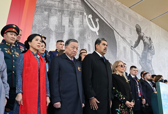 Президент РФ В. Путин и иностранные лидеры на военном параде в честь 80-летия Победы 