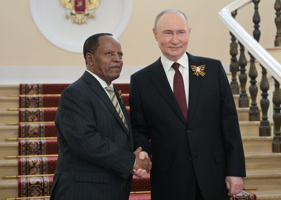 Президент РФ Владимир Путин и президент Эфиопии Тайе Ацке-Селассие (слева) во время встречи в Кремле перед военным парадом, посвященном 80-летию Победы. 9 мая Россия отмечает 80-летие Победы в Великой Отечественной войне 1941-1945 годов. Место: Россия, Москва. Автор: Алексей Никольский/РИА Новости. Встреча президента РФ В. Путина и иностранных лидеров