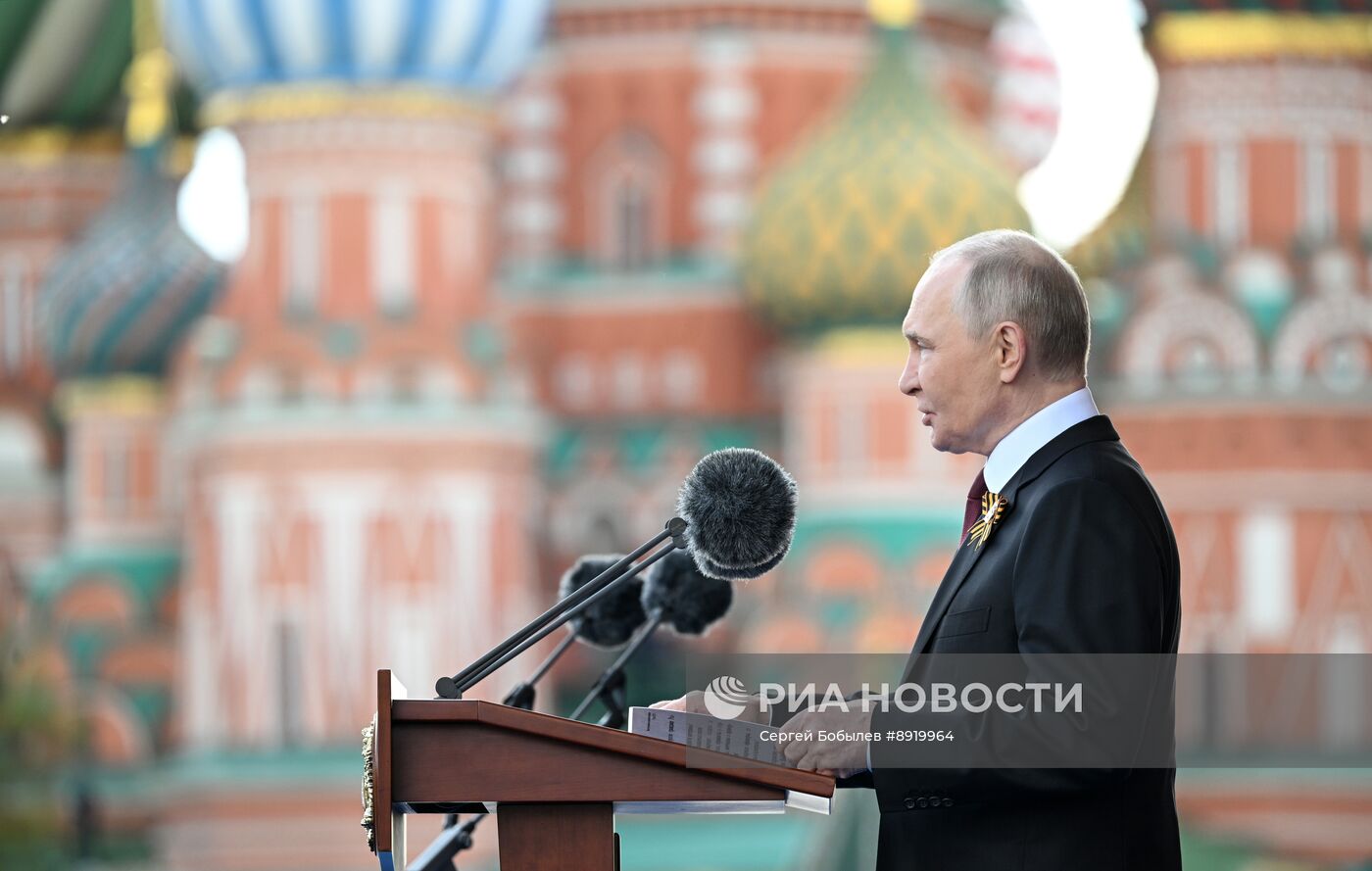 Президент РФ В. Путин и иностранные лидеры на военном параде в честь 80-летия Победы