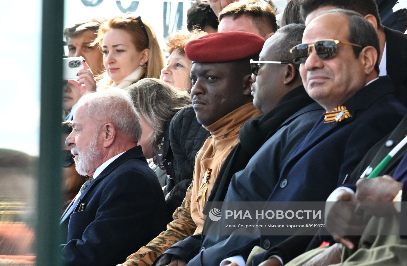 Президент РФ В. Путин и иностранные лидеры на военном параде в честь 80-летия Победы