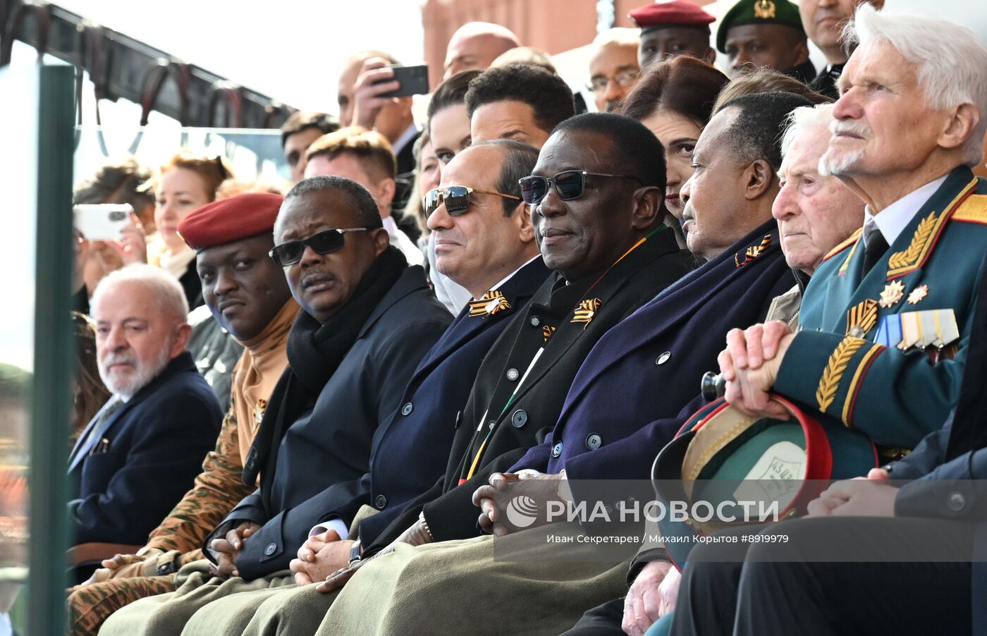 Президент РФ В. Путин и иностранные лидеры на военном параде в честь 80-летия Победы 