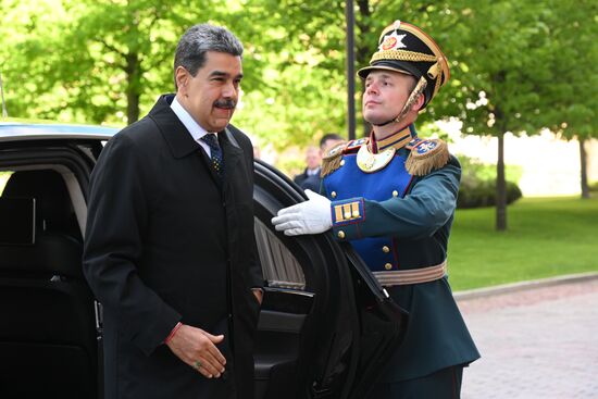 Президент Венесуэлы Николас Мадуро (слева) прибыл в Кремль на встречу с президентом РФ Владимиром Путиным перед военным парадом, посвященном 80-летию Победы. 9 мая Россия отмечает 80-летие Победы в Великой Отечественной войне 1941-1945 годов. Место: Россия, Москва. Автор: Александр Кряжев/РИА Новости. Встреча президента РФ В. Путина и иностранных лидеров