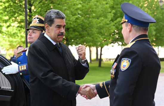 Президент Венесуэлы Николас Мадуро (слева на первом плане) прибыл в Кремль на встречу с президентом РФ Владимиром Путиным перед военным парадом, посвященном 80-летию Победы. 9 мая Россия отмечает 80-летие Победы в Великой Отечественной войне 1941-1945 годов. Справа: комендант Московского Кремля генерал-лейтенант Сергей Удовенко. Место: Россия, Москва. Автор: Александр Кряжев/РИА Новости. Встреча президента РФ В. Путина и иностранных лидеров