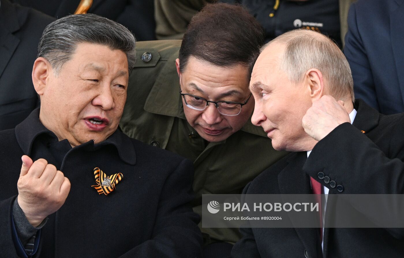 Президент РФ В. Путин и иностранные лидеры на военном параде в честь 80-летия Победы