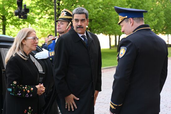 Президент Венесуэлы Николас Мадуро (в центре) с супругой Силией Флорес прибыли в Кремль на встречу с президентом РФ Владимиром Путиным перед военным парадом, посвященном 80-летию Победы. 9 мая Россия отмечает 80-летие Победы в Великой Отечественной войне 1941-1945 годов. Справа: комендант Московского Кремля генерал-лейтенант Сергей Удовенко. Место: Россия, Москва. Автор: Александр Кряжев/РИА Новости. Встреча президента РФ В. Путина и иностранных лидеров