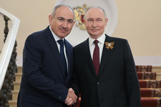 Президент РФ Владимир Путин и премьер-министр Армении Никол Пашинян (слева) во время встречи в Кремле перед военным парадом, посвященном 80-летию Победы. 9 мая Россия отмечает 80-летие Победы в Великой Отечественной войне 1941-1945 годов. Место: Россия, Москва. Автор: Алексей Никольский/РИА Новости. Встреча президента РФ В. Путина и иностранных лидеров