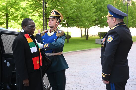 Президент Зимбабве Эммерсон Мнангагва (слева) прибыл в Кремль на встречу с президентом РФ Владимиром Путиным перед военным парадом, посвященном 80-летию Победы. 9 мая Россия отмечает 80-летие Победы в Великой Отечественной войне 1941-1945 годов. Справа: комендант Московского Кремля генерал-лейтенант Сергей Удовенко. Место: Россия, Москва. Автор: Александр Кряжев/РИА Новости. Встреча президента РФ В. Путина и иностранных лидеров