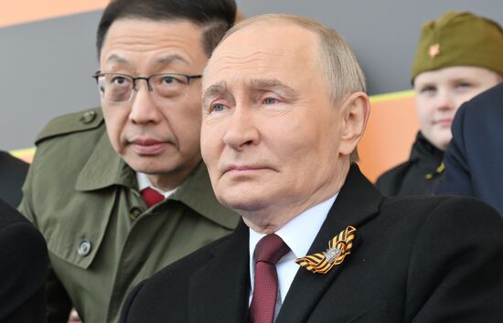 Президент РФ Владимир Путин на Красной площади в Москве на военном параде, посвященном 80-летию Победы. 9 мая Россия отмечает 80-летие Победы в Великой Отечественной войне 1941-1945 годов. Место: Россия, Москва. Автор: Иван Секретарев / Михаил Корытов/РИА Новости. Президент РФ В. Путин и иностранные лидеры на военном параде в честь 80-летия Победы