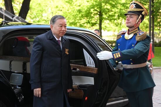 Генеральный секретарь Центрального комитета Коммунистической партии Вьетнама То Лам прибыл в Кремль на встречу с президентом РФ Владимиром Путиным перед военным парадом, посвященном 80-летию Победы. 9 мая Россия отмечает 80-летие Победы в Великой Отечественной войне 1941-1945 годов. Место: Россия, Москва. Автор: Александр Кряжев/РИА Новости. Встреча президента РФ В. Путина и иностранных лидеров