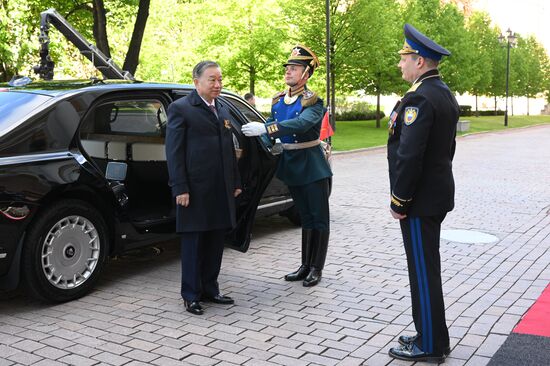 Генеральный секретарь Центрального комитета Коммунистической партии Вьетнама То Лам (слева) прибыл в Кремль на встречу с президентом РФ Владимиром Путиным перед военным парадом, посвященном 80-летию Победы. 9 мая Россия отмечает 80-летие Победы в Великой Отечественной войне 1941-1945 годов. Справа: комендант Московского Кремля генерал-лейтенант Сергей Удовенко. Место: Россия, Москва. Автор: Александр Кряжев/РИА Новости. Встреча президента РФ В. Путина и иностранных лидеров