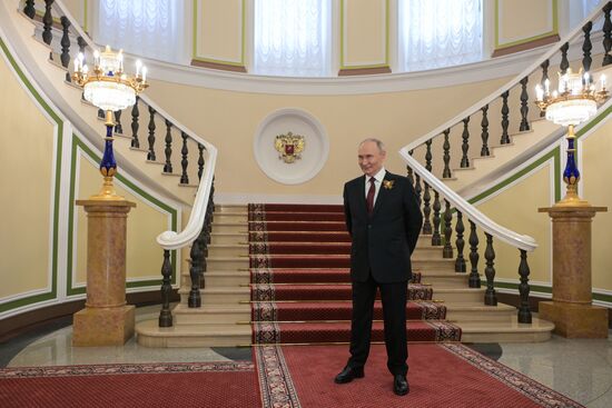 Президент РФ Владимир Путин во время приветствия иностранных лидеров в Кремле перед военным парадом, посвященном 80-летию Победы. 9 мая Россия отмечает 80-летие Победы в Великой Отечественной войне 1941-1945 годов. Место: Россия, Москва. Автор: Алексей Никольский/РИА Новости. Встреча президента РФ В. Путина и иностранных лидеров