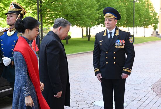 Генеральный секретарь Центрального комитета Коммунистической партии Вьетнама То Лам (третий слева) с супругой Нго Фыонг Ли прибыли в Кремль на встречу с президентом РФ Владимиром Путиным перед военным парадом, посвященном 80-летию Победы. 9 мая Россия отмечает 80-летие Победы в Великой Отечественной войне 1941-1945 годов. Справа: комендант Московского Кремля генерал-лейтенант Сергей Удовенко. Место: Россия, Москва. Автор: Александр Кряжев/РИА Новости. Встреча президента РФ В. Путина и иностранных лидеров