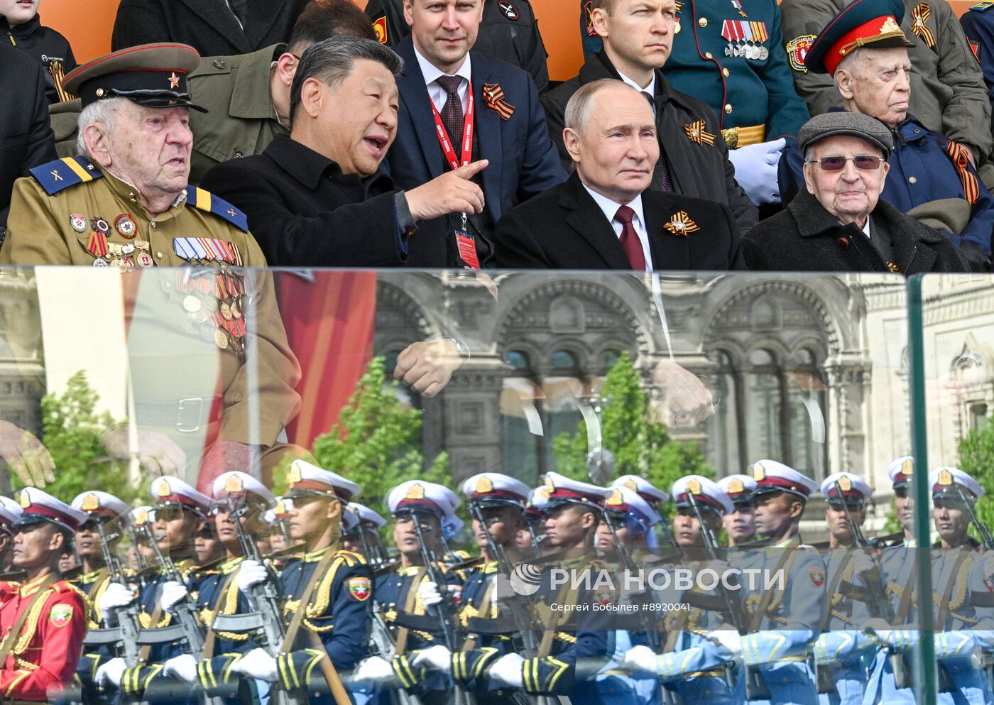 Президент РФ В. Путин и иностранные лидеры на военном параде в честь 80-летия Победы