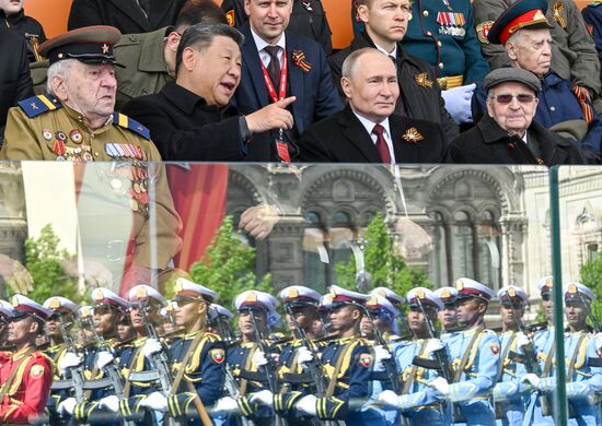 Президент РФ В. Путин и иностранные лидеры на военном параде в честь 80-летия Победы