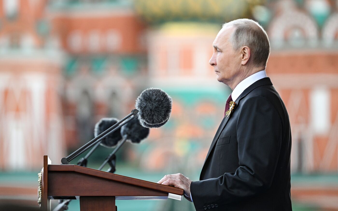 Президент РФ В. Путин и иностранные лидеры на военном параде в честь 80-летия Победы