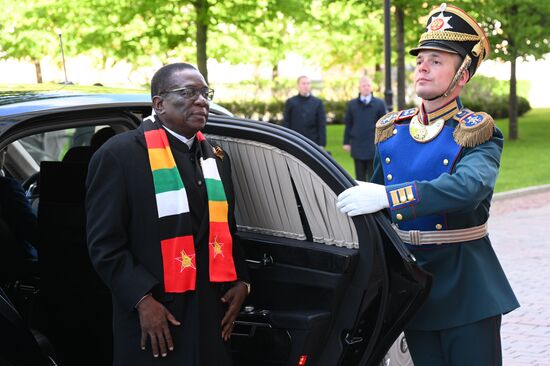 Президент Зимбабве Эммерсон Мнангагва (слева) прибыл в Кремль на встречу с президентом РФ Владимиром Путиным перед военным парадом, посвященном 80-летию Победы. 9 мая Россия отмечает 80-летие Победы в Великой Отечественной войне 1941-1945 годов. Место: Россия, Москва. Автор: Александр Кряжев/РИА Новости. Встреча президента РФ В. Путина и иностранных лидеров