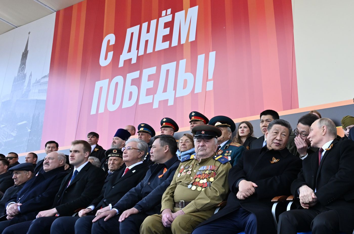Президент РФ В. Путин и иностранные лидеры на военном параде в честь 80-летия Победы 