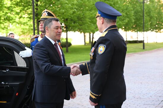 Президент Киргизии Садыр Жапаров прибыл в Кремль на встречу с президентом РФ Владимиром Путиным перед военным парадом, посвященном 80-летию Победы. 9 мая Россия отмечает 80-летие Победы в Великой Отечественной войне 1941-1945 годов. Справа: комендант Московского Кремля генерал-лейтенант Сергей Удовенко. Место: Россия, Москва. Автор: Александр Кряжев/РИА Новости. Встреча президента РФ В. Путина и иностранных лидеров