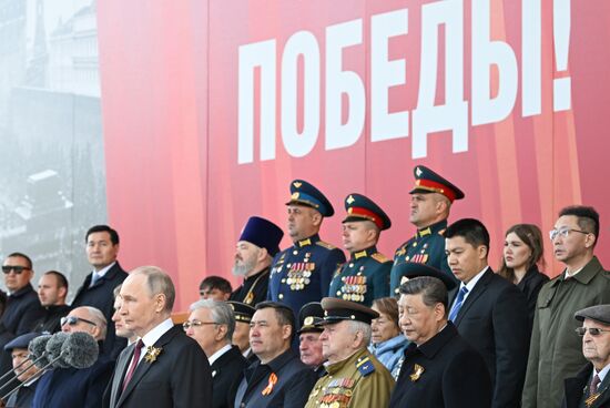 Президент РФ В. Путин и иностранные лидеры на военном параде в честь 80-летия Победы