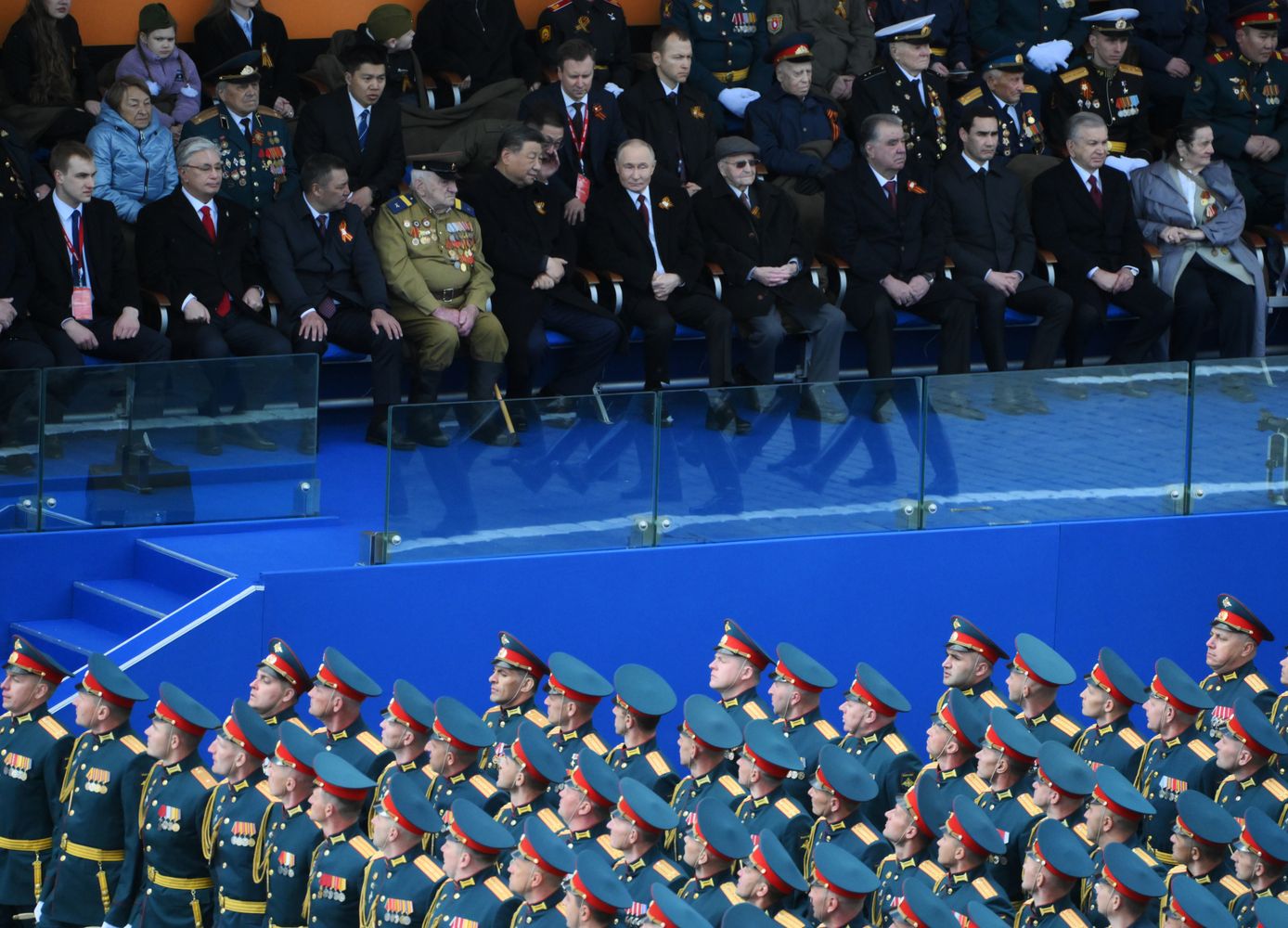 Президент РФ В. Путин и иностранные лидеры на военном параде в честь 80-летия Победы 