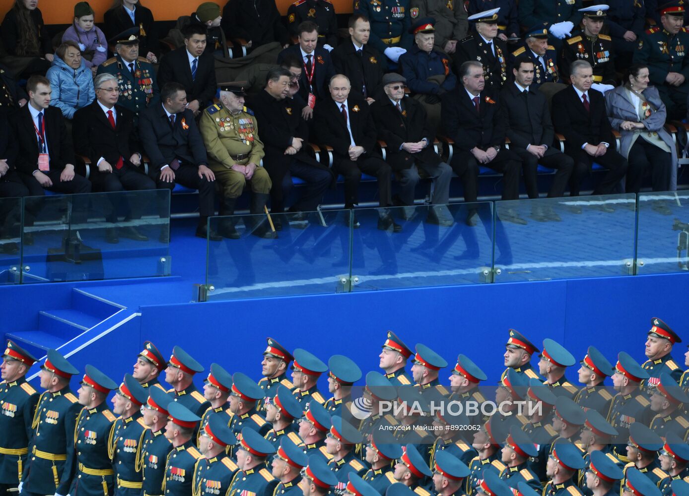 Президент РФ В. Путин и иностранные лидеры на военном параде в честь 80-летия Победы