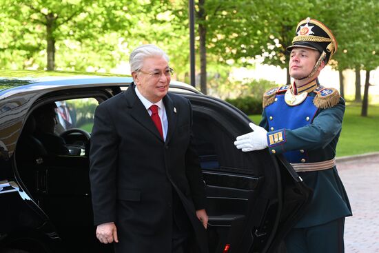 Президент Казахстана Касым-Жомарт Токаев (слева) прибыл в Кремль на встречу с президентом РФ Владимиром Путиным перед военным парадом, посвященном 80-летию Победы. 9 мая Россия отмечает 80-летие Победы в Великой Отечественной войне 1941-1945 годов. Место: Россия, Москва. Автор: Александр Кряжев/РИА Новости. Встреча президента РФ В. Путина и иностранных лидеров