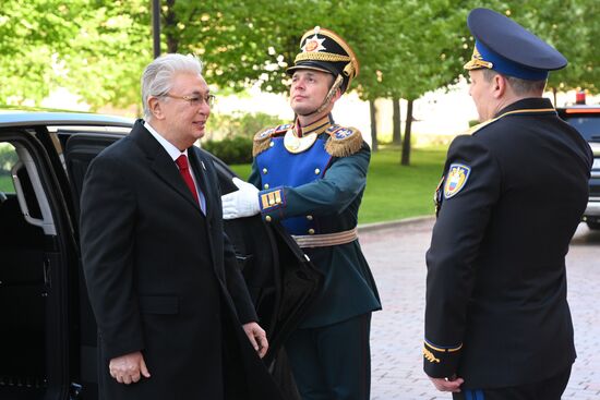 Президент Казахстана Касым-Жомарт Токаев (слева) прибыл в Кремль на встречу с президентом РФ Владимиром Путиным перед военным парадом, посвященном 80-летию Победы. 9 мая Россия отмечает 80-летие Победы в Великой Отечественной войне 1941-1945 годов. Справа: комендант Московского Кремля генерал-лейтенант Сергей Удовенко. Место: Россия, Москва. Автор: Александр Кряжев/РИА Новости. Встреча президента РФ В. Путина и иностранных лидеров