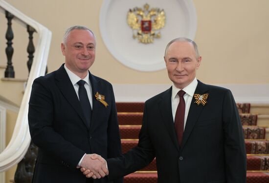 Президент РФ Владимир Путин и президент Абхазии Бадра Гунба (слева) во время встречи в Кремле перед военным парадом, посвященном 80-летию Победы. 9 мая Россия отмечает 80-летие Победы в Великой Отечественной войне 1941-1945 годов. Место: Россия, Москва. Автор: Алексей Никольский/РИА Новости. Встреча президента РФ В. Путина и иностранных лидеров