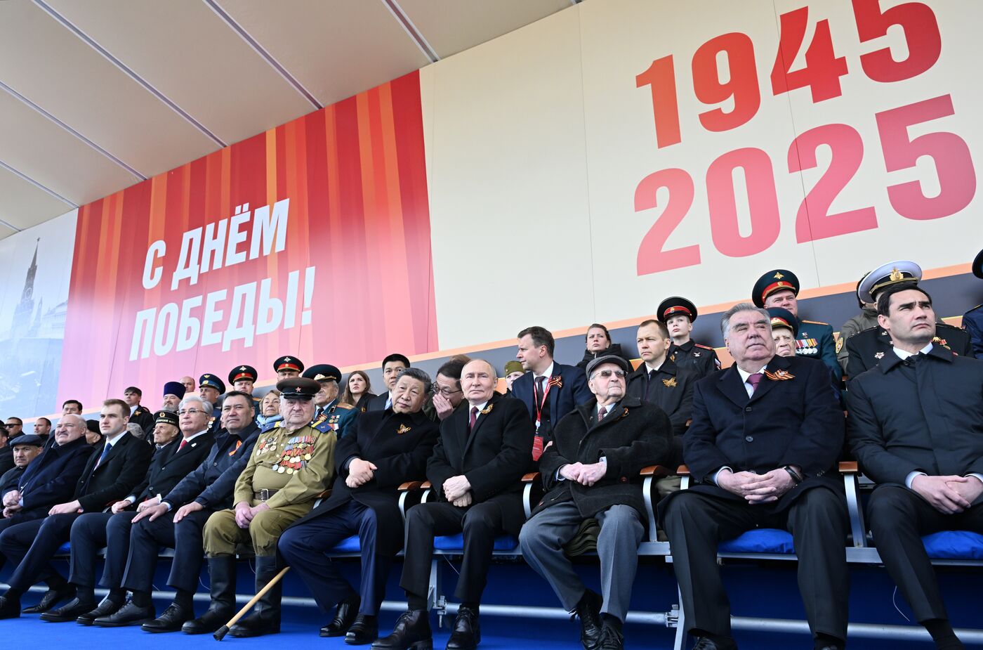 Президент РФ В. Путин и иностранные лидеры на военном параде в честь 80-летия Победы 