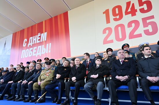 Президент РФ В. Путин и иностранные лидеры на военном параде в честь 80-летия Победы 