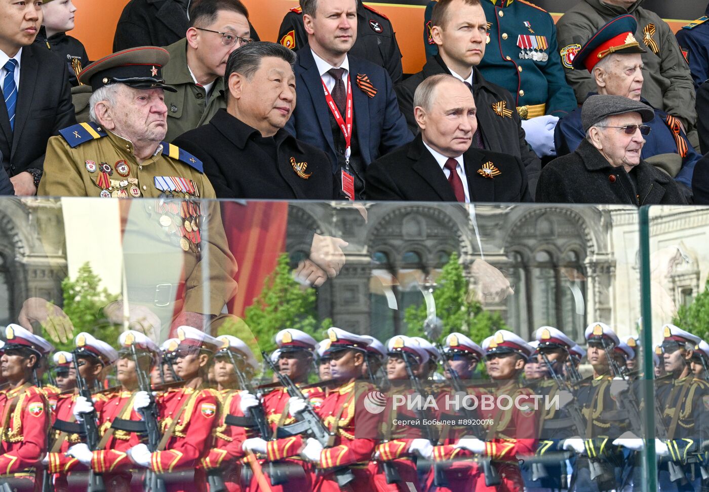 Президент РФ В. Путин и иностранные лидеры на военном параде в честь 80-летия Победы