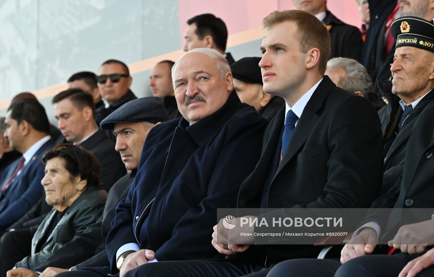 Президент РФ В. Путин и иностранные лидеры на военном параде в честь 80-летия Победы