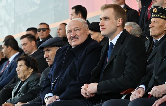 Премьер-министр Армении Никол Пашинян, президент Белоруссии Александр Лукашенко с сыном Николаем и ветеран Великой Отечественной войны Нерсес Симонян (слева направо) на Красной площади в Москве на военном параде, посвященном 80-летию Победы. 9 мая Россия отмечает 80-летие Победы в Великой Отечественной войне 1941-1945 годов. Место: Россия, Москва. Автор: Иван Секретарев / Михаил Корытов/РИА Новости. Президент РФ В. Путин и иностранные лидеры на военном параде в честь 80-летия Победы