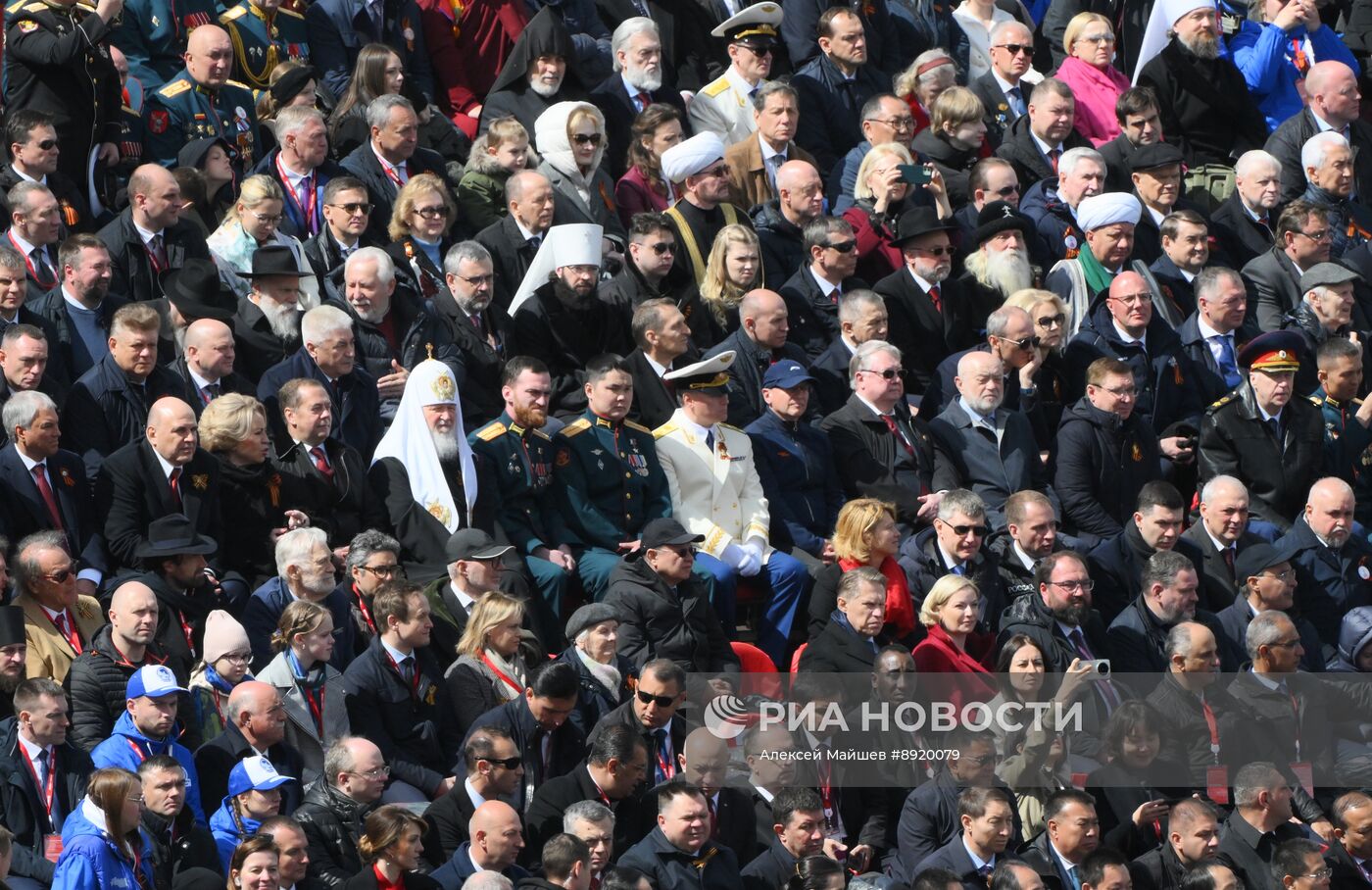 Официальные лица на военном параде в честь 80-летия Победы