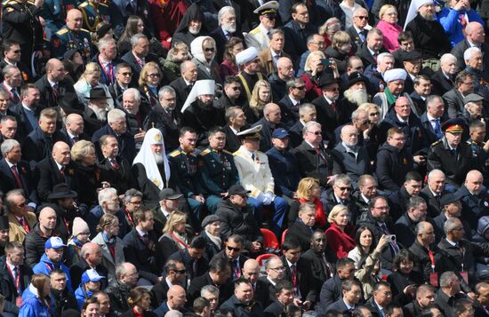 Гости на трибуне на Красной площади в Москве на военном параде, посвященном 80-летию Победы. 9 мая Россия отмечает 80-летие Победы в Великой Отечественной войне 1941-1945 годов. Слева направо: председатель правительства РФ Михаил Мишустин, председатель Совета Федерации Валентина Матвиенко, заместитель председателя Совета безопасности РФ Дмитрий Медведев, патриарх Московский и всея Руси Кирилл. Место: Россия, Москва. Автор: Алексей Майшев/РИА Новости. Официальные лица на военном параде в честь 80-летия Победы