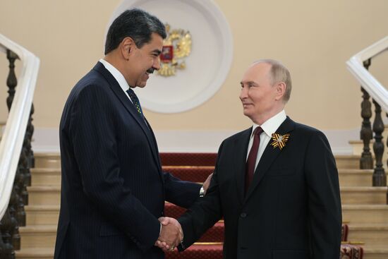 Президент РФ Владимир Путин и президент Венесуэлы Николас Мадуро (слева) во время встречи в Кремле перед военным парадом, посвященном 80-летию Победы. 9 мая Россия отмечает 80-летие Победы в Великой Отечественной войне 1941-1945 годов. Место: Россия, Москва. Автор: Алексей Никольский/РИА Новости. Встреча президента РФ В. Путина и иностранных лидеров