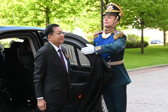 Председатель Государственного административного совета Мьянмы генерал Мин Аунг Хлайн (слева) прибыл в Кремль на встречу с президентом РФ Владимиром Путиным перед военным парадом, посвященном 80-летию Победы. 9 мая Россия отмечает 80-летие Победы в Великой Отечественной войне 1941-1945 годов. Место: Россия, Москва. Автор: Александр Кряжев/РИА Новости. Встреча президента РФ В. Путина и иностранных лидеров