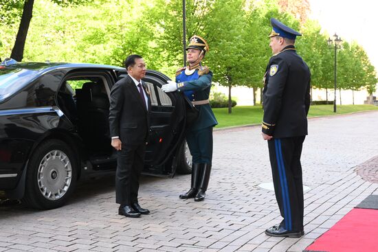 Председатель Государственного административного совета Мьянмы генерал Мин Аунг Хлайн (слева) прибыл в Кремль на встречу с президентом РФ Владимиром Путиным перед военным парадом, посвященном 80-летию Победы. 9 мая Россия отмечает 80-летие Победы в Великой Отечественной войне 1941-1945 годов. Справа: комендант Московского Кремля генерал-лейтенант Сергей Удовенко. Место: Россия, Москва. Автор: Александр Кряжев/РИА Новости. Встреча президента РФ В. Путина и иностранных лидеров