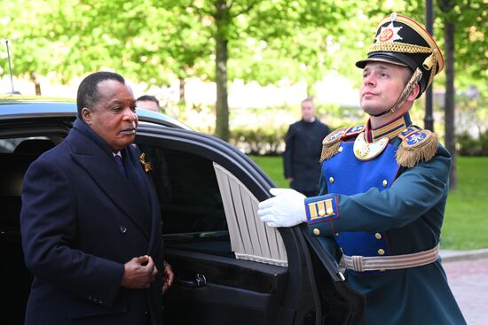 Президент Республики Конго Дени Сассу-Нгессо (слева) прибыл в Кремль на встречу с президентом РФ Владимиром Путиным перед военным парадом, посвященном 80-летию Победы. 9 мая Россия отмечает 80-летие Победы в Великой Отечественной войне 1941-1945 годов. Место: Россия, Москва. Автор: Александр Кряжев/РИА Новости. Встреча президента РФ В. Путина и иностранных лидеров