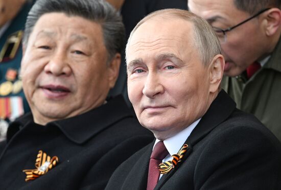 Президент РФ В. Путин и иностранные лидеры на военном параде в честь 80-летия Победы