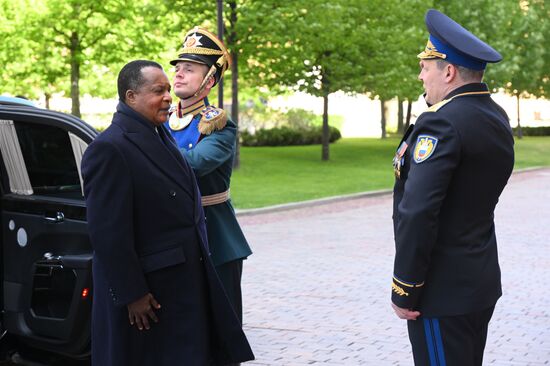 Президент Республики Конго Дени Сассу-Нгессо (слева) прибыл в Кремль на встречу с президентом РФ Владимиром Путиным перед военным парадом, посвященном 80-летию Победы. 9 мая Россия отмечает 80-летие Победы в Великой Отечественной войне 1941-1945 годов. Справа: комендант Московского Кремля генерал-лейтенант Сергей Удовенко. Место: Россия, Москва. Автор: Александр Кряжев/РИА Новости. Встреча президента РФ В. Путина и иностранных лидеров