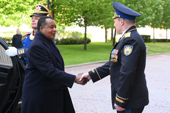 Президент Республики Конго Дени Сассу-Нгессо прибыл в Кремль на встречу с президентом РФ Владимиром Путиным перед военным парадом, посвященном 80-летию Победы. 9 мая Россия отмечает 80-летие Победы в Великой Отечественной войне 1941-1945 годов. Справа: комендант Московского Кремля генерал-лейтенант Сергей Удовенко. Место: Россия, Москва. Автор: Александр Кряжев/РИА Новости. Встреча президента РФ В. Путина и иностранных лидеров